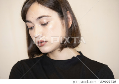 Female portrait of bob hair 82995136