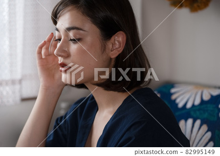 放鬆在屋子裡的婦女 82995149