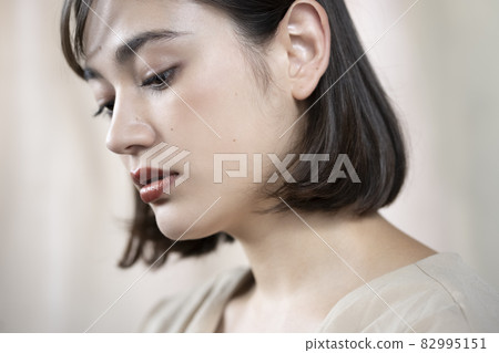 Natural female portrait 82995151