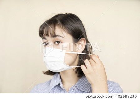 Mask and portrait of a woman 82995239