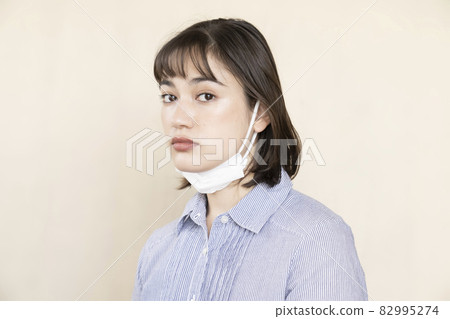 一個女人的面具和肖像 82995274