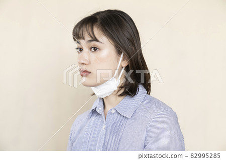 Mask and portrait of a woman Mask and portrait of a woman 82995285