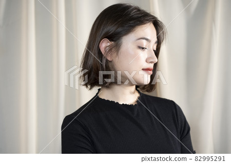 鮑勃頭髮的女性肖像 82995291