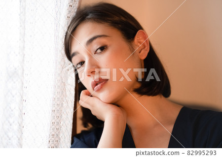 黃昏時站在窗邊的女人的畫像 82995293