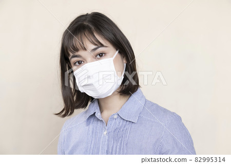 Mask and portrait of a woman 82995314