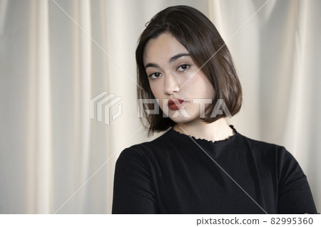Female portrait of bob hair Female portrait of bob hair 82995360