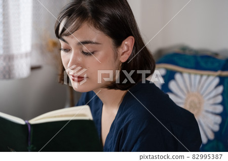 看書的女人 看書的女人 82995387