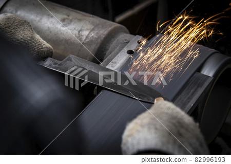 Making kitchen knives 82996193