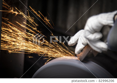Making kitchen knives Making kitchen knives 82996206