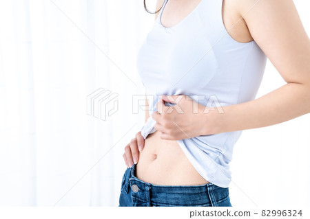 Woman checking waist waist [Parts cut] 82996324