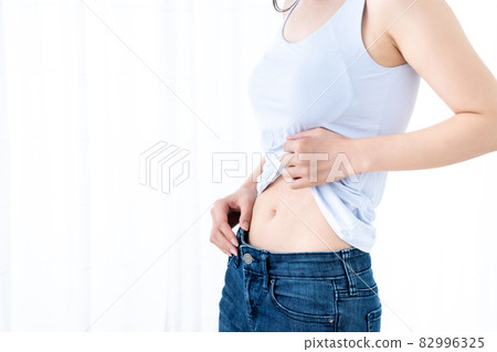 Woman checking waist waist [Parts cut] 82996325