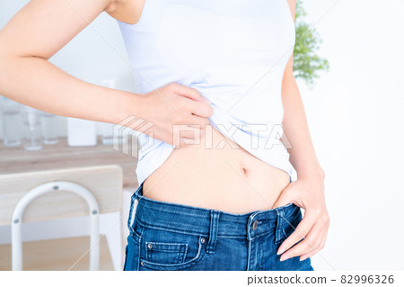 Woman checking waist waist [Parts cut] 82996326