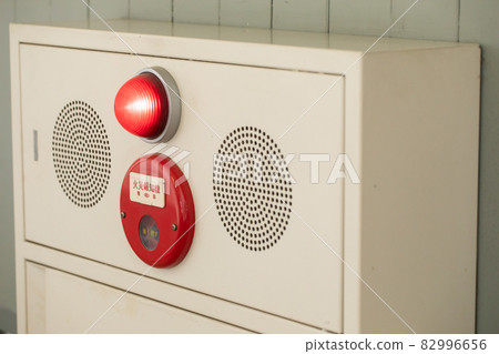 安裝在學校走廊的滅火器 安裝在學校走廊的火災報警器 82996656