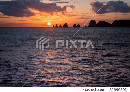Nichinan Izakibana Park Campsite Hiji 從較低的岩石上升到日向灘的七岩 Nichinan Izakibana Park Campsite Hiji 從較低的岩石上升到日向灘的七岩 82996802