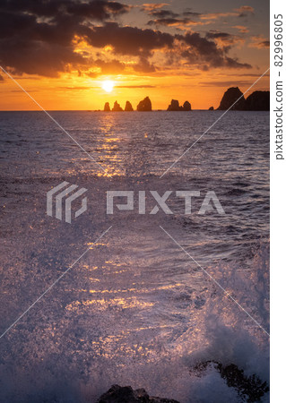 Nichinan City Izakibana Park Campsite The rising sun and the splashing waves from the lower rocks to the seven rocks of Hyuga Nada Nichinan City Izakibana Park Campsite The rising sun and the splashing waves from the lower rocks to the seven rocks of Hyuga Nada 82996805