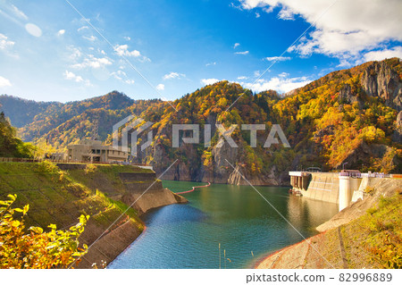 Toyohira峽谷水壩在秋天 82996889