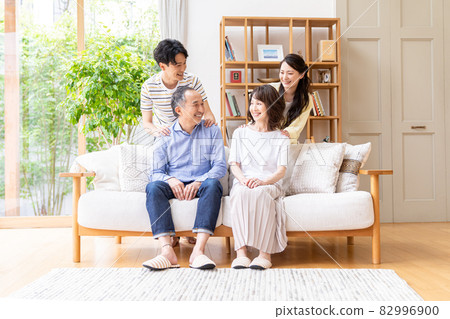年長夫婦和孩子 82996900