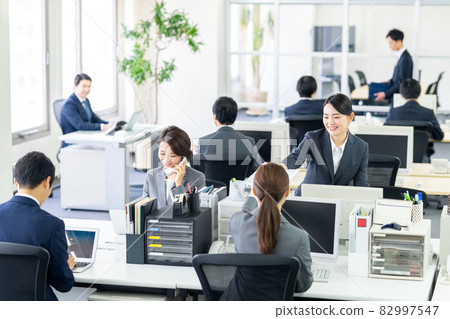 在辦公室工作的人 82997547