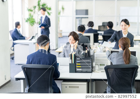 People working in the office 82997552