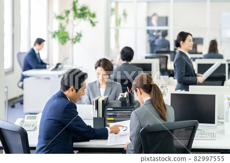 People working in the office 82997555
