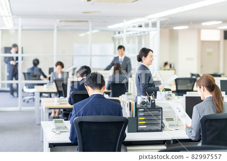 People working in the office 82997557
