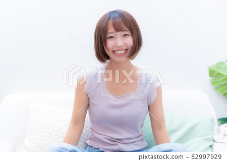 伸展運動後休息的女人 伸展運動後休息的女人 82997929