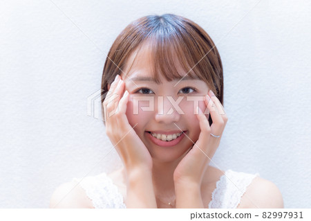 一個女人盯著護膚和微笑 一個女人盯著護膚和微笑 82997931