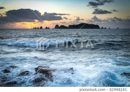 Nichinan City Izakibana Park Campsite The rising sun and the splashing waves from the lower rocks to the seven rocks of Hyuga Nada 82998281