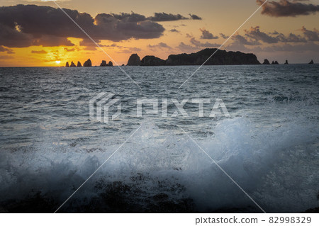 Nichinan City Izakibana Park Campsite The rising sun and the splashing waves from the lower rocks to the seven rocks of Hyuga Nada Nichinan City Izakibana Park Campsite The rising sun and the splashing waves from the lower rocks to the seven rocks of Hyuga Nada 82998329