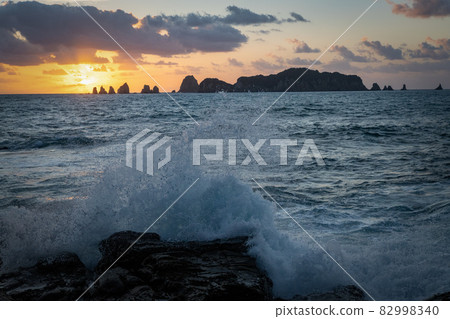 Nichinan City Izakibana Park Campsite The rising sun and the splashing waves from the lower rocks to the seven rocks of Hyuga Nada Nichinan City Izakibana Park Campsite The rising sun and the splashing waves from the lower rocks to the seven rocks of Hyuga Nada 82998340