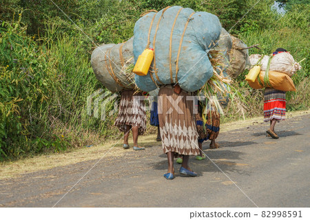 前往市場的 Konso 婦女 前往市場的 Konso 婦女 82998591