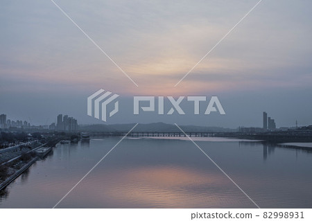 Sunset view of Banpo Bridge from Hannam Bridge Sunset view of Banpo Bridge from Hannam Bridge 82998931