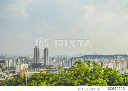View of downtown Seoul from Mt. Wolgok View of downtown Seoul from Mt. Wolgok 82999223