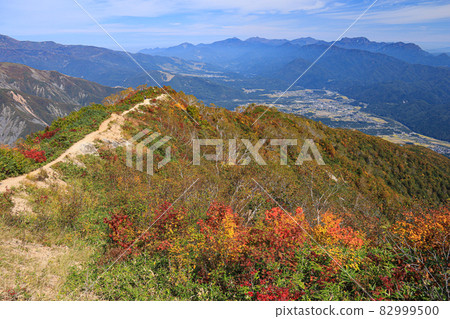 北阿爾卑斯的秋天，秋天的五龍富美，從琴山眺望白馬村和越後山脈 82999500