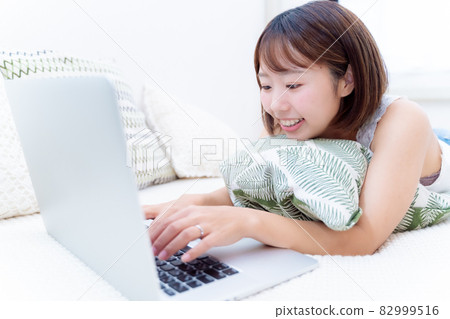 一個微笑的女人在她的肚子上打字 一個微笑的女人在她的肚子上打字 82999516