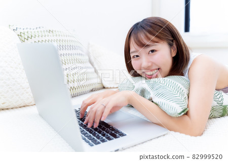 使用電腦的女人在這裡微笑 使用電腦的女人在這裡微笑 82999520