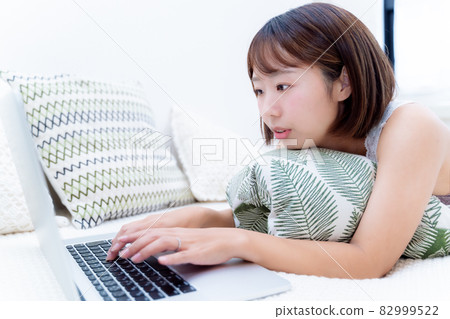 一個在肚子上用電腦的女人 一個在肚子上用電腦的女人 82999522