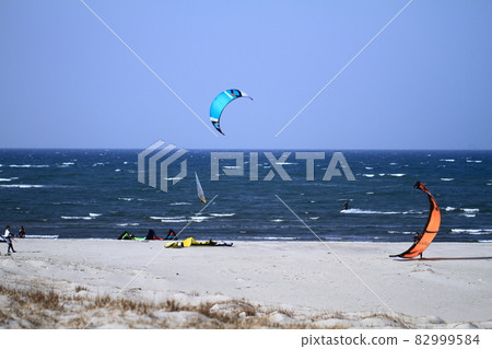 Kitesurfing running through the ocean Kitesurfing running through the ocean 82999584