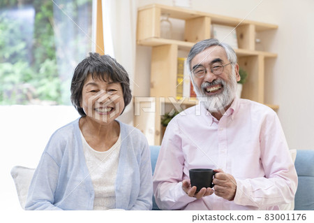 Senior couple 83001176