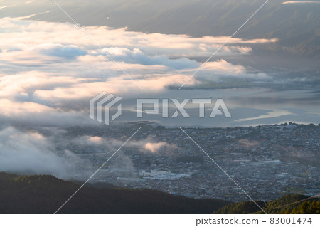 《Nagano Prefecture》 Dawn of the sea of clouds and Takabotchi plateau over Lake Suwa 《Nagano Prefecture》 Dawn of the sea of clouds and Takabotchi plateau over Lake Suwa 83001474
