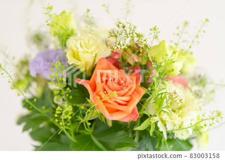 Flower arrangements such as gerberas and roses from a bird's-eye view 83003158