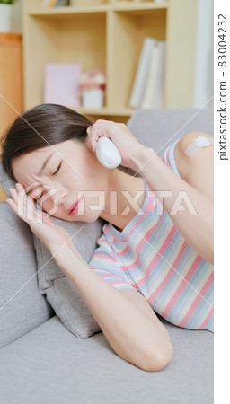 woman has fever at home 83004232