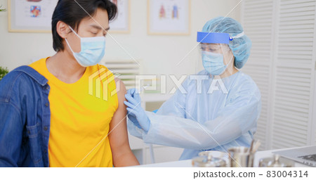 man gets vaccination 83004314