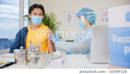 man gets vaccination 83004326