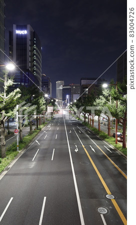 從名古屋市中區的“日銀前步行橋”眺望JR名古屋站的夜景 從名古屋市中區的“日銀前步行橋”眺望JR名古屋站的夜景 83004726