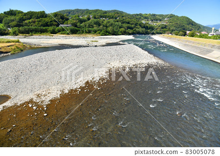 Looking downstream from Oishibashi / Chikuma River (Ueda City, Nagano Prefecture) [2021.10] 83005078
