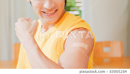 man gets vaccine 83005284