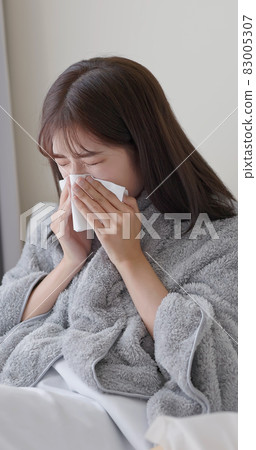woman gets a cold woman gets a cold 83005307