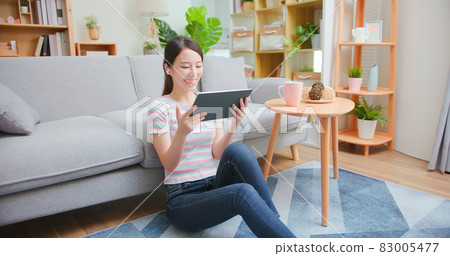 woman use wireless earbuds 83005477