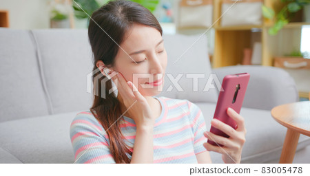 woman use wireless earbuds 83005478